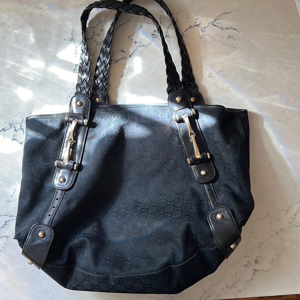 Mid sized Gucci Tote! Perfect staple to add to your wardrobe